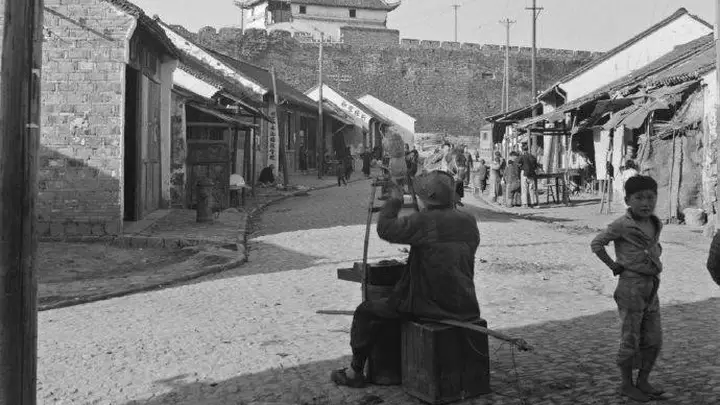 老照片:1944年海达·莫理循拍摄的南京,呈现出战争背景下古迹的荒寂与建筑的沧桑