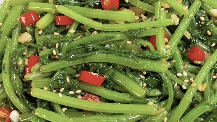 天热没胃口就试试凉拌茼蒿呢,清香低卡爽口解腻还特别下饭呀