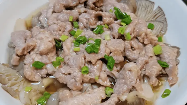 十分钟搞定平菇蒸肉片 这道家常硬菜成了全家餐桌上的安心之选