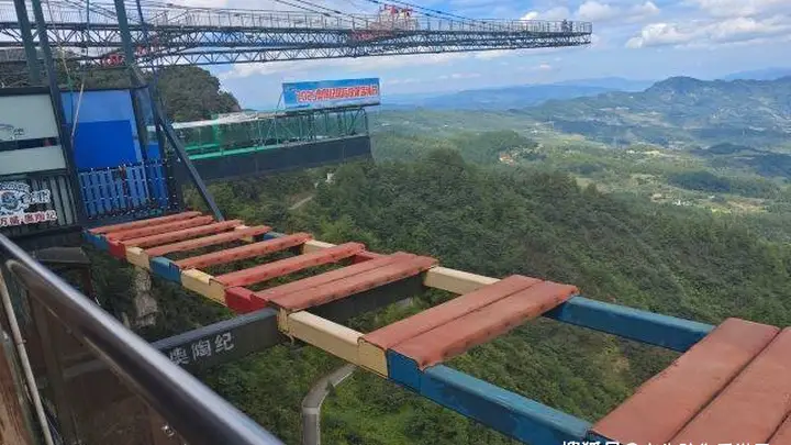 梦幻奥陶纪景区，“林中有石，石上有树，树石共生”的天下奇观，被誉为“绿色石林”。