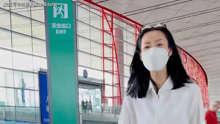 刘雯不愧是“国际超模”!黑白基础色穿搭又美又飒!顶级时髦好惊艳