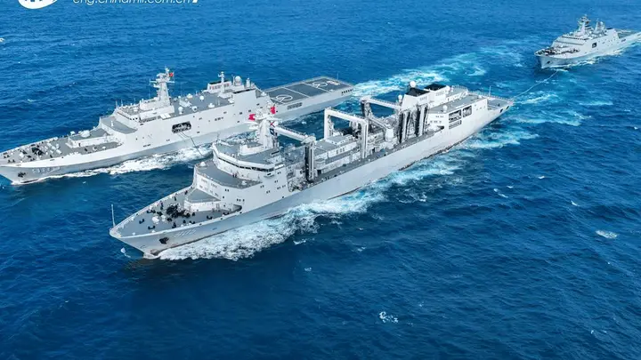 中国6万吨补给舰震撼亮相,美媒惊呼:速度与规模让美国绝望