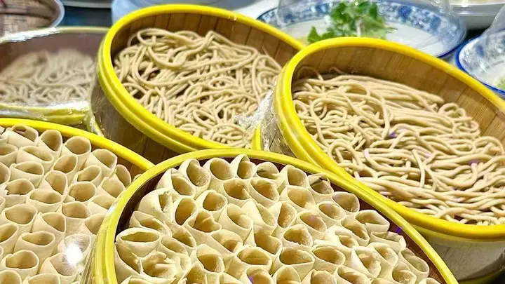 张北地道粗粮主食分享,吉祥草原手把肉家乡菜手工莜面口感地道