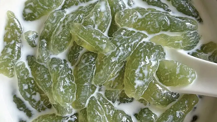 一碗黄瓜阿达子:夏日清凉解暑的家常美味