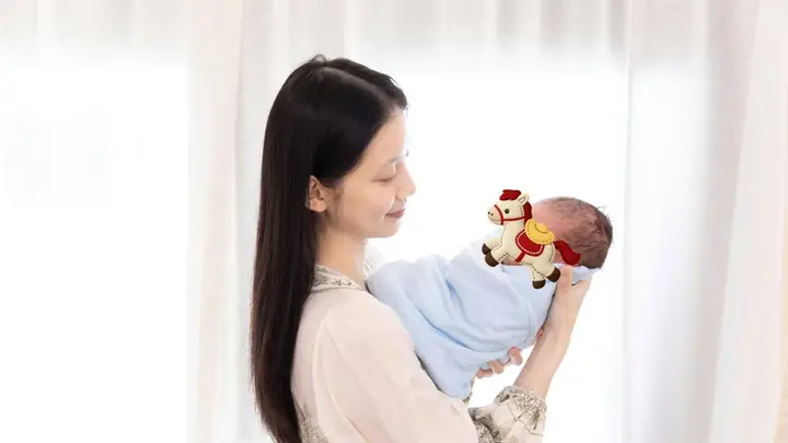 孙伊涵晒温馨全家福官宣生子，多视角晒孕照与职场旧照尽显生活与工作双重风采
