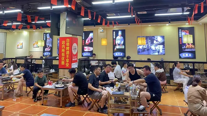淄博烧烤成饮食文化名片 秘制卤烤串与卷饼DIY模式打造高人气