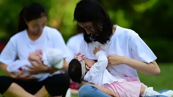 宝妈路边喂奶遭酸奶粉娃更强 别墅区纯母乳反被人羡慕