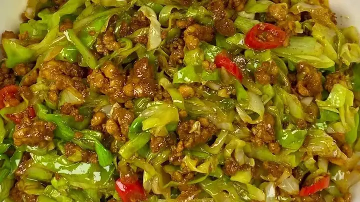 脆嫩鲜香不踩雷！肉末炒包菜三分钟出锅 厨房新手秒变家常菜大师
