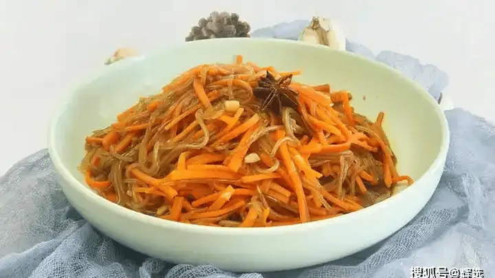 醋溜藕丝，这道被低估的家常菜，秋天吃正合适