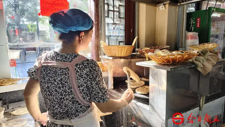 商丘古城170年卢家缸炉烧饼 纯手工非遗手艺成城市味觉名片