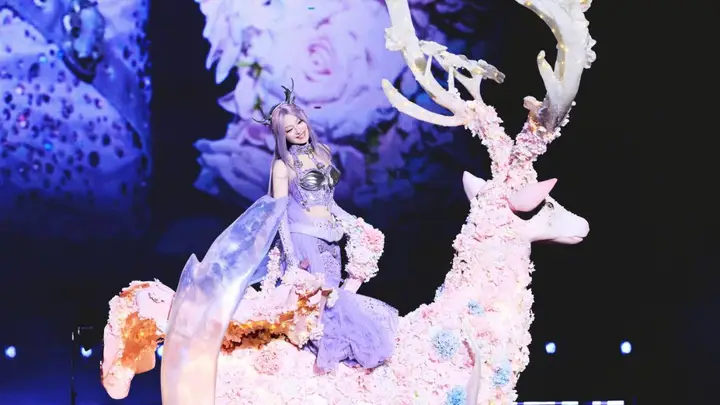 张韶涵晒演唱会舞台造型照 美得像精灵一样神秘梦幻