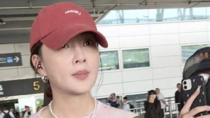殷桃“秀背部肌肉”状态封神！网球裙穿出绝佳身材，少女氛围拉满