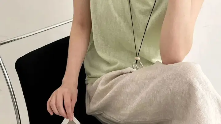 极简慵懒风!这件宽肩背心我囤齐了所有色!