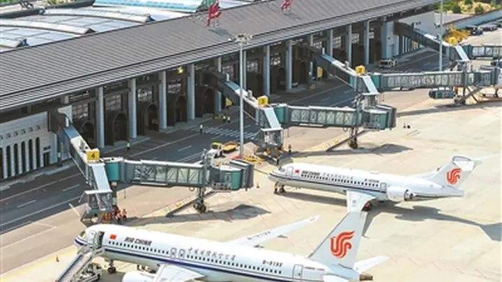 载旗C919首飞延安织就红色空中走廊