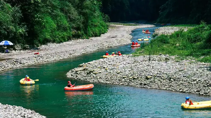 各大水上乐园迎客流高峰,“清凉+”点燃夏日经济