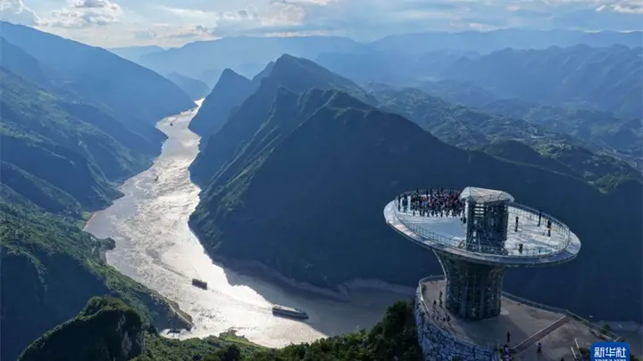 湖北巴东:金色三峡引游人