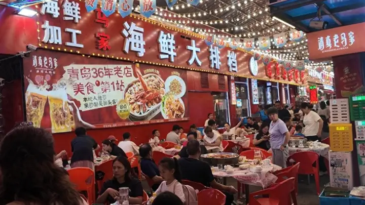 逛市场挑海鲜、街边即刻加工!海鲜大排档夏夜人气爆棚