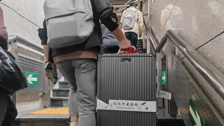 挤满大润发、扎堆羊肉串店,韩国上班族,周末全都往上海跑?