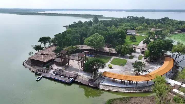 太白湖景区湖心岛登岛游船启航 探秘水上“桃花源”