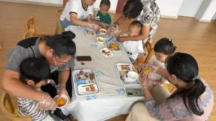 辉山街道冯道社区与辉山中心幼儿园联合举办“薯”你最甜亲子食育预托课——红薯冰淇淋制作活动