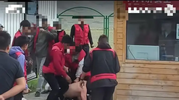 赛里木湖景区工作人员殴打旅游车司机事件有结果:7名涉事人员已被辞退并被警方依法控制