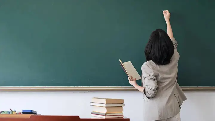 多地小学老师转教初中?中国小学师资缺口凸显引热议