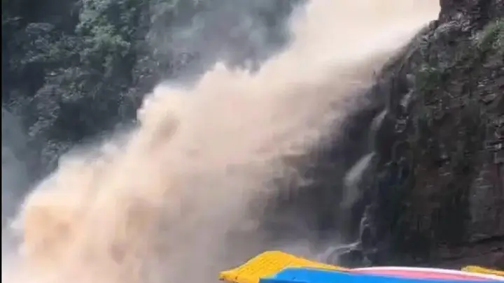 龙潭大峡谷暴雨致山洪暴发 七下八上游玩安全警惕需拉满