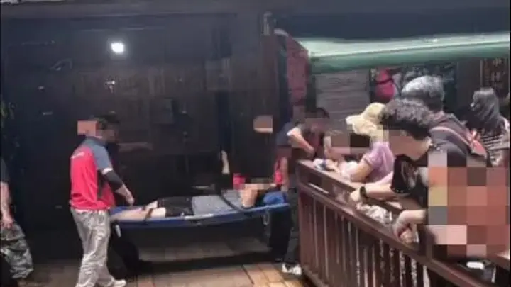 西双版纳原始森林公园丛林飞跃项目突发意外，多人受伤送医涉事景区紧急关停，安全隐患引关注
