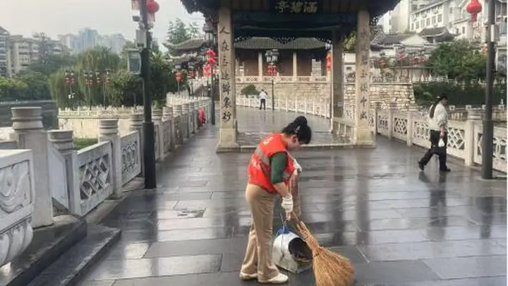 贵阳环卫发力守护 暑期客流高峰城市洁净颜值拉满