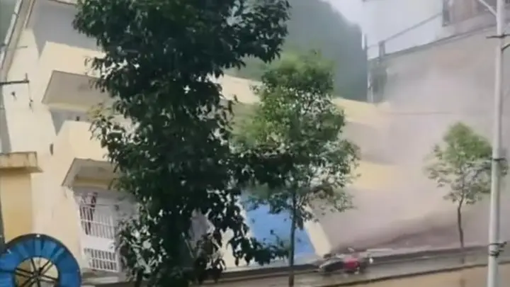 陕西商洛山洪冲垮乡镇供电机构 提前撤离零伤亡 抢修正加紧推进