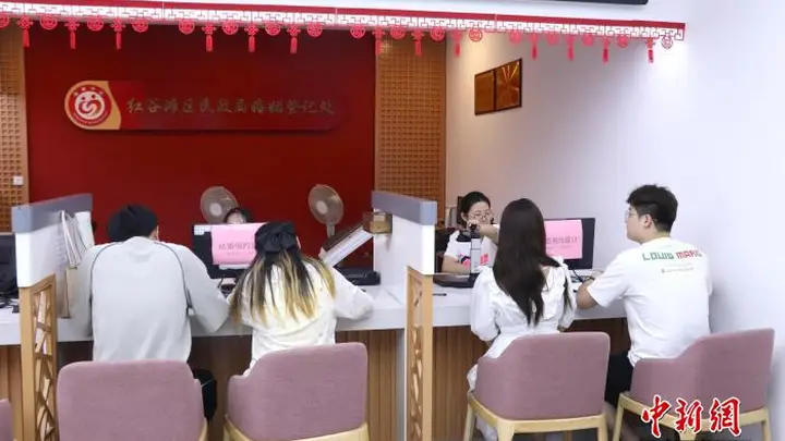 江西南昌:七夕佳节 中式颁证缔幸福良缘