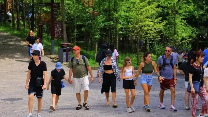 邵阳藏着25℃“天然冷柜”！火到海外，外籍游客专门跑来避暑~
