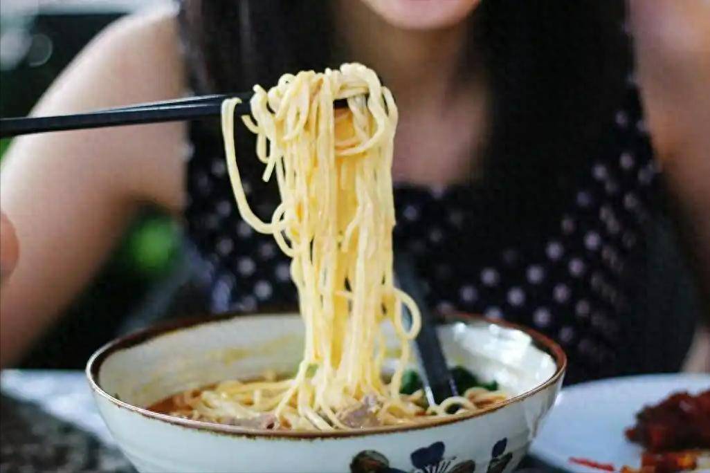 早餐为什么不建议吃面条？医生：不止面条，这5种食物，也要少吃